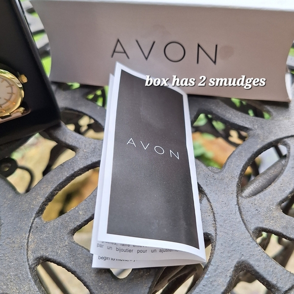AVON MOTHER OF PEARL GOLDTONE QUARTZ STRAP WATCH main image 8